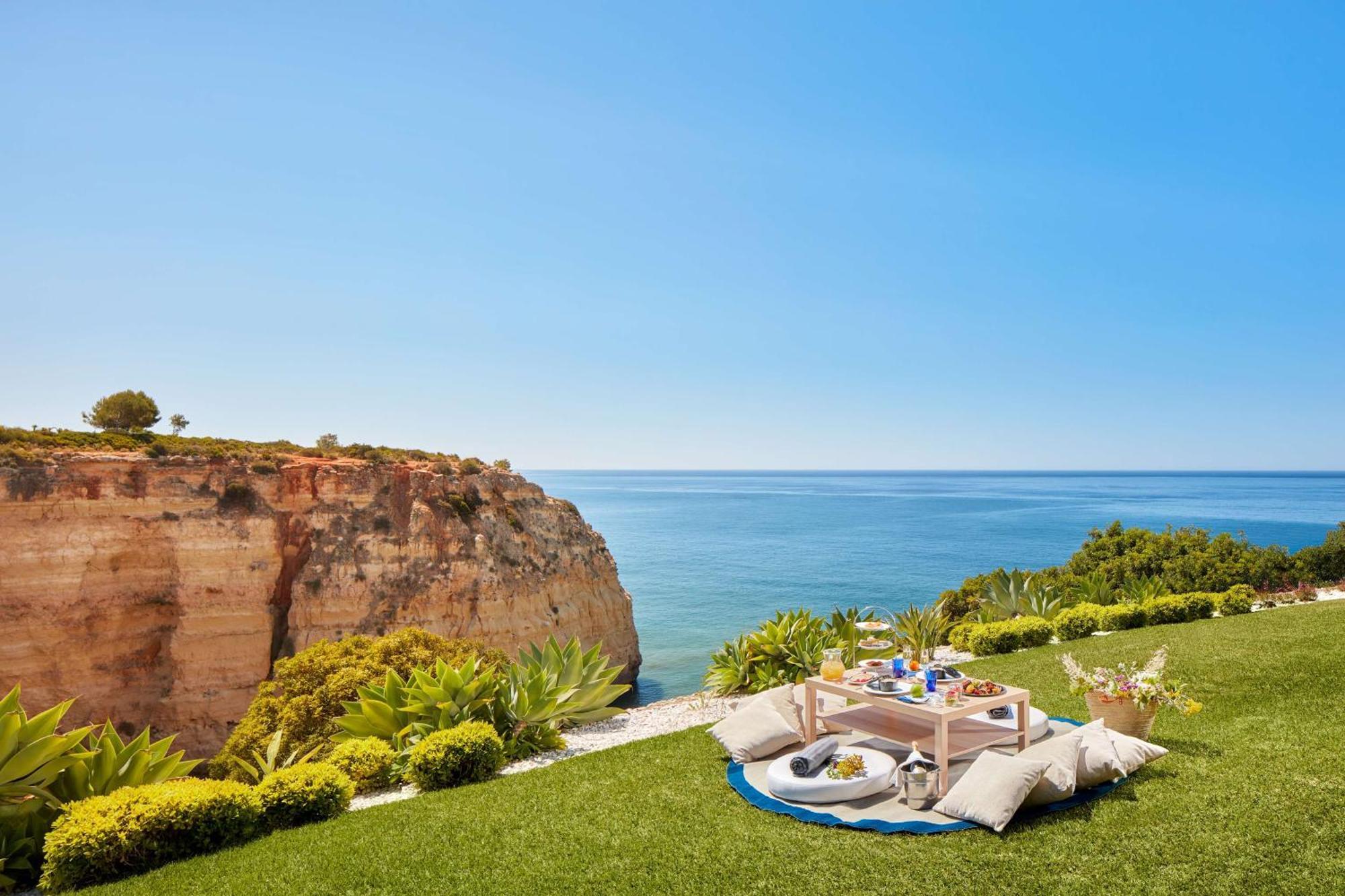 티볼리 카르보에이루 알가르브 리조트 외부 사진 The cliffside gardens at the resort