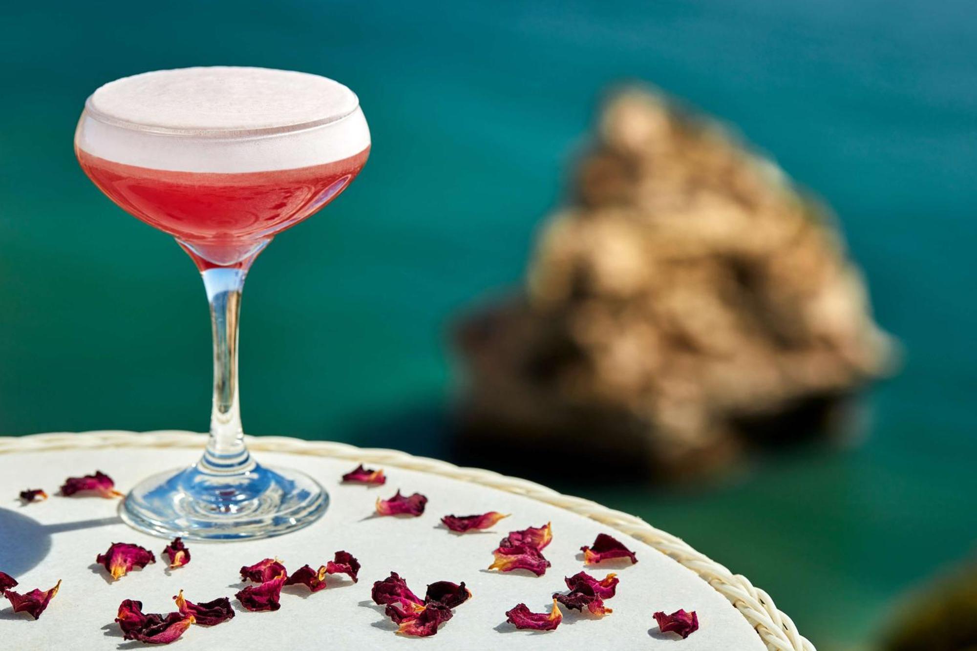 티볼리 카르보에이루 알가르브 리조트 외부 사진 A Clover Club cocktail